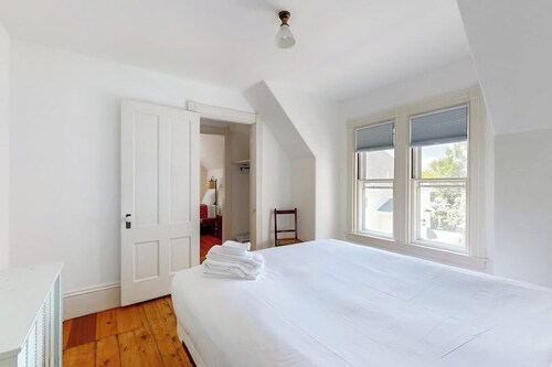 Historic Victorian home - walk downtown, office, dog-friendly & washer/dryer