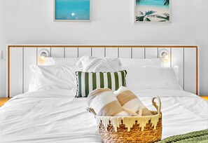 Iron/ironing board, free WiFi, bed sheets - Heart of Airlie - Oceanview escape (Airlie Beach)
