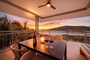 Outdoor dining - Heart of Airlie - Oceanview escape (Airlie Beach)