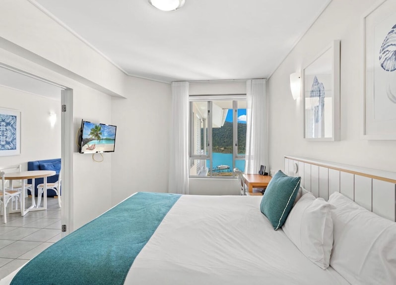 Heart Of Airlie - Oceanview Escape - Airlie Beach