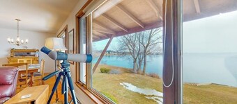 Waterfront home with beautiful bay views - near shops & dining