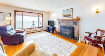 Waterfront home with beautiful bay views - near shops & dining