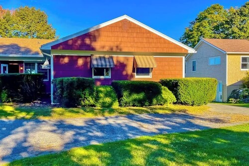 Waterfront home with beautiful bay views - near shops & dining