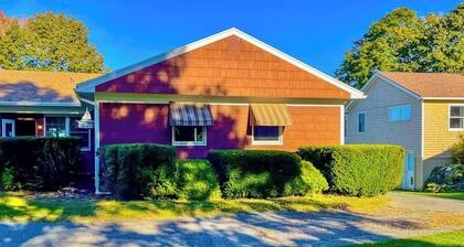 Waterfront home with beautiful bay views - near shops & dining
