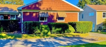 Waterfront home with beautiful bay views - near shops & dining