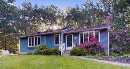 Tree-lined home with screened porch & perfect Midcoast location