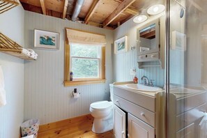 Shower, hair dryer, towels - Sunny, lakefront home on South Pond with private dock, great deck & firepit (Warren)