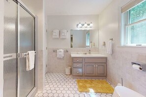 Shower, hair dryer, towels - Woodland home with screened porch, 2 living rooms - near historic waterfront (Bath)