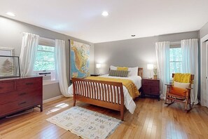 Iron/ironing board, free WiFi, bed sheets - Woodland home with screened porch, 2 living rooms - near historic waterfront (Bath)