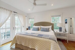 Iron/ironing board, free WiFi, bed sheets, wheelchair access - Elegant home with veranda & water view, walk to downtown Boothbay Harbor (Boothbay Harbor)