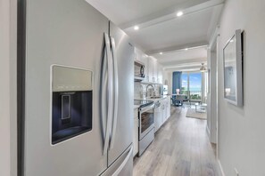 Eine moderne Küche mit integriertem Kühlschrank, Backofen und Mikrowelle.