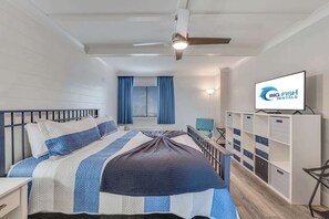 Escritorio, tabla de planchar con plancha, wifi y ropa de cama 