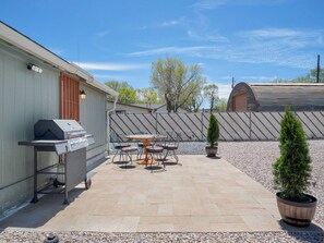 Outdoor dining - WALK TO EVERYTHING, REMODELED, BEAUTIFUL NEIGHBORHOOD, LARGE YARD, AND FENCED! (Williams)