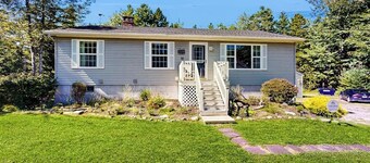Charming cottage near the beach with balcony, deck, grill, fireplace - dogs OK