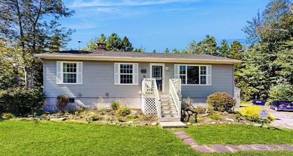Charming cottage near the beach with balcony, deck, grill, fireplace - dogs OK