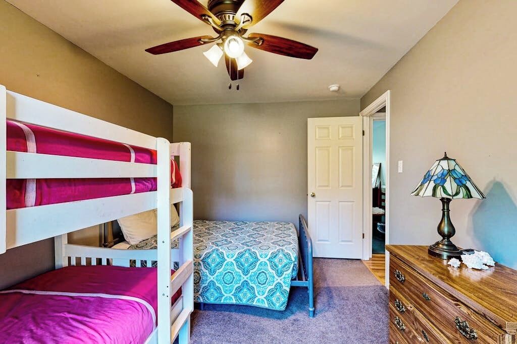 Iron/ironing board, free WiFi, bed sheets