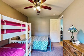 Iron/ironing board, free WiFi, bed sheets - Charming cottage near the beach with balcony, deck, grill, fireplace - dogs OK (Georgetown)