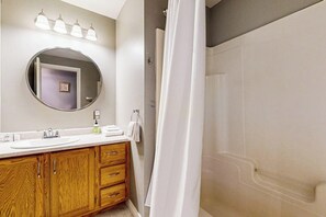 Shower, hair dryer, towels - Charming cottage near the beach with balcony, deck, grill, fireplace - dogs OK (Georgetown)