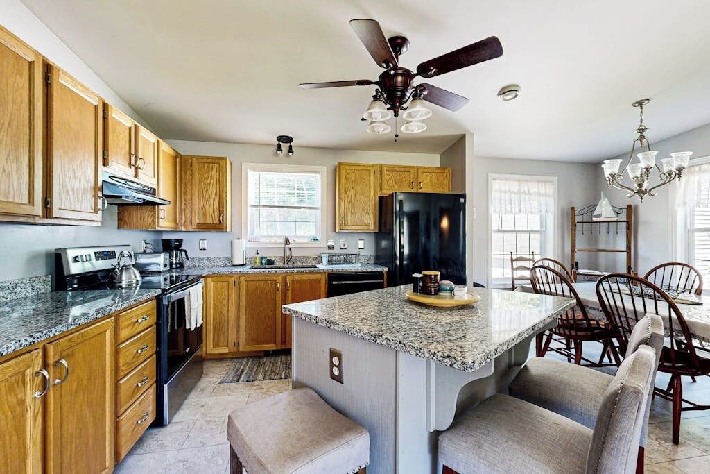 Coffee/tea maker, fridge, microwave, oven