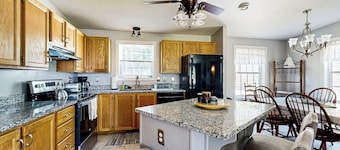 Charming cottage near the beach with balcony, deck, grill, fireplace - dogs OK
