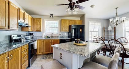 Charming cottage near the beach with balcony, deck, grill, fireplace - dogs OK