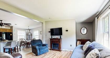 Charming cottage near the beach with balcony, deck, grill, fireplace - dogs OK