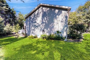 Property grounds - Charming cottage near the beach with balcony, deck, grill, fireplace - dogs OK (Georgetown)