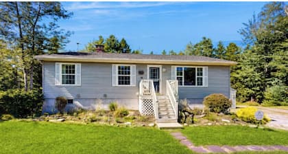 Charming cottage near the beach with balcony, deck, grill, fireplace - dogs OK