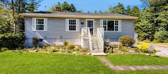 Charming cottage near the beach with balcony, deck, grill, fireplace - dogs OK