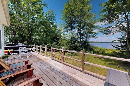 Waterfront home on Graham Lake with kayaks, bikes, firepit & fireplace