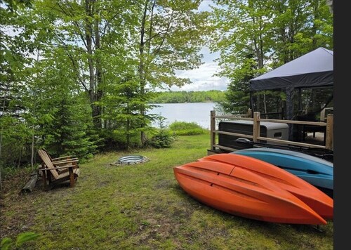 Waterfront home on Graham Lake with kayaks, bikes, firepit & fireplace