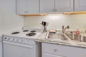 Fridge, microwave, oven, stovetop - Ocean  Breeze Retreat Just  Minutes from the Shore (North Myrtle Beach)