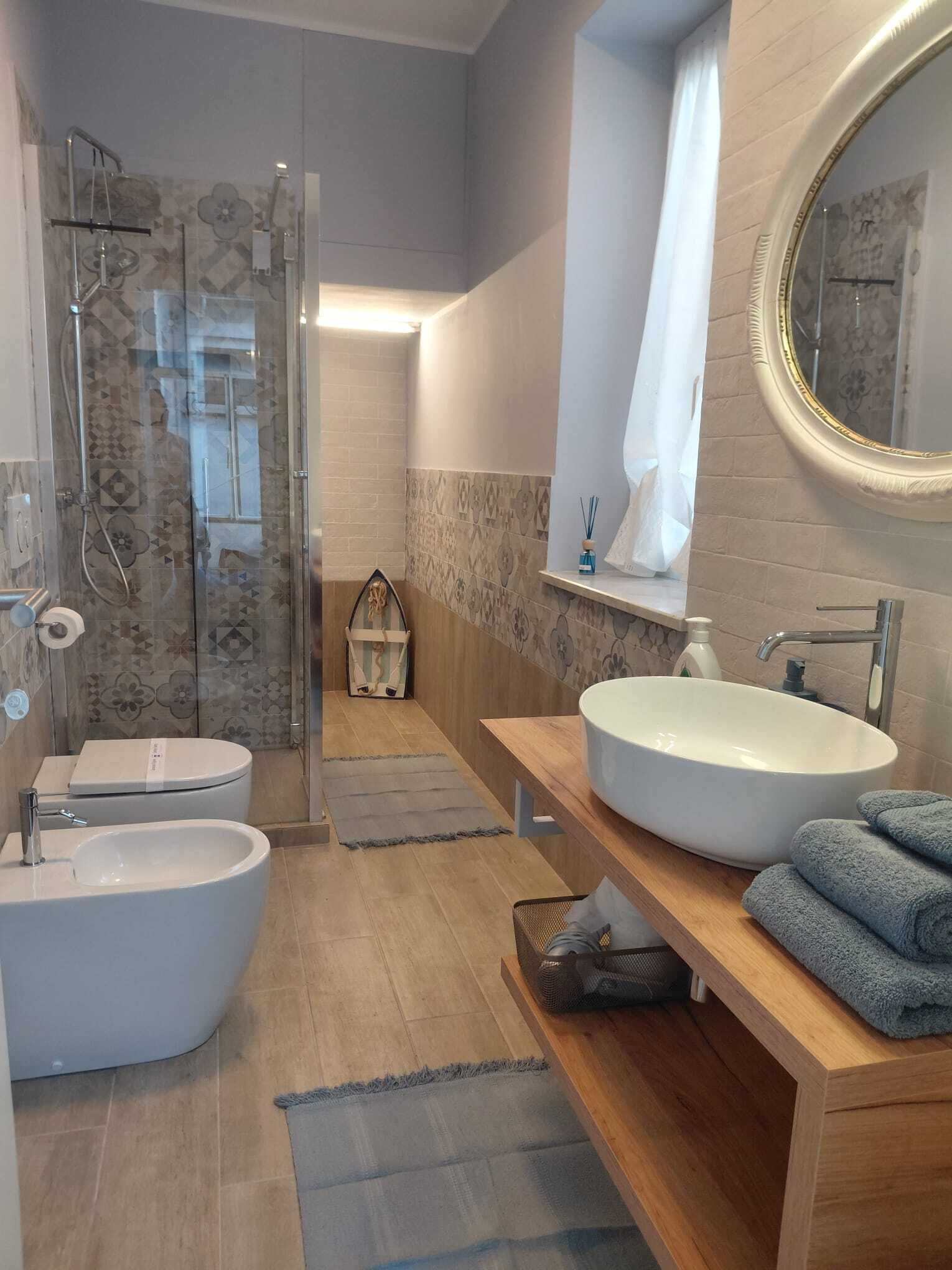 Een haardroger, een bidet, handdoeken, zeep