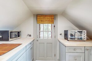 Fridge, microwave, oven, stovetop - Elegant riverside retreat with breathtaking views and modern comforts (Wiscasset)