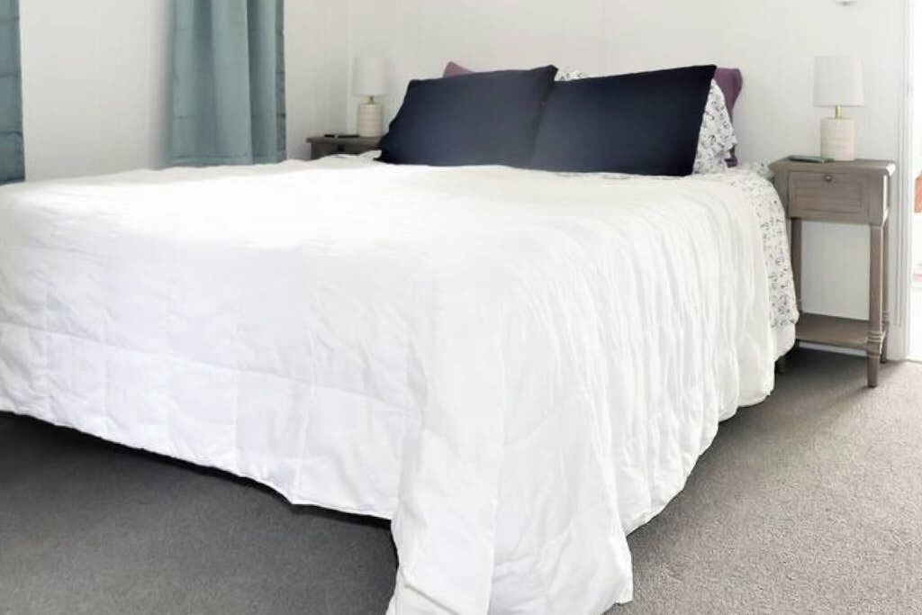 Travel crib, free WiFi, bed sheets