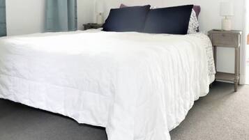 Travel crib, free WiFi, bed sheets