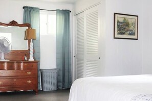Lit parapluie, Wi-Fi gratuit, draps fournis