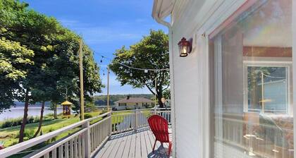 Charming Cape-style House with Panoramic River Views and Modern Amenities