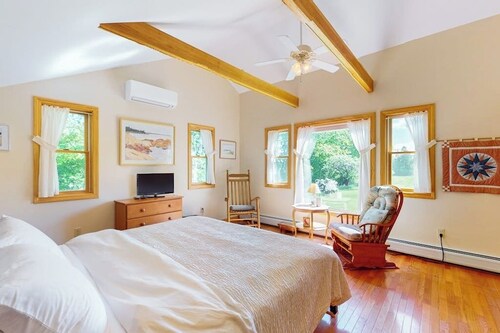 Waterfront stay with scenic deck, grill, smart TVs, shore access - dog-friendly