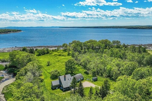 Waterfront stay with scenic deck, grill, smart TVs, shore access - dog-friendly