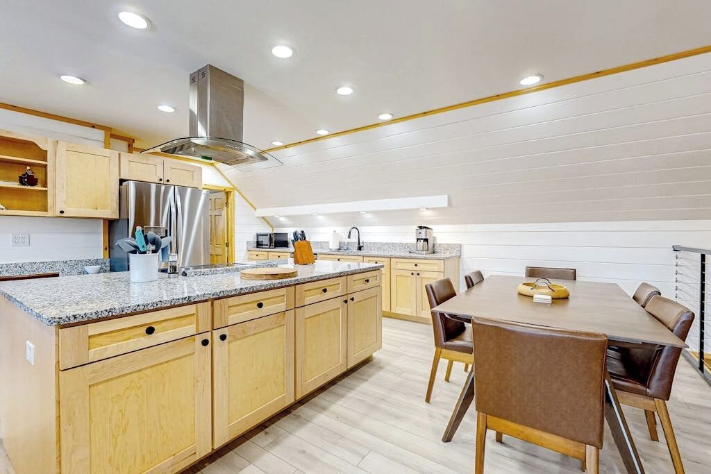 Frigorífico, microondas, horno y placa de cocina