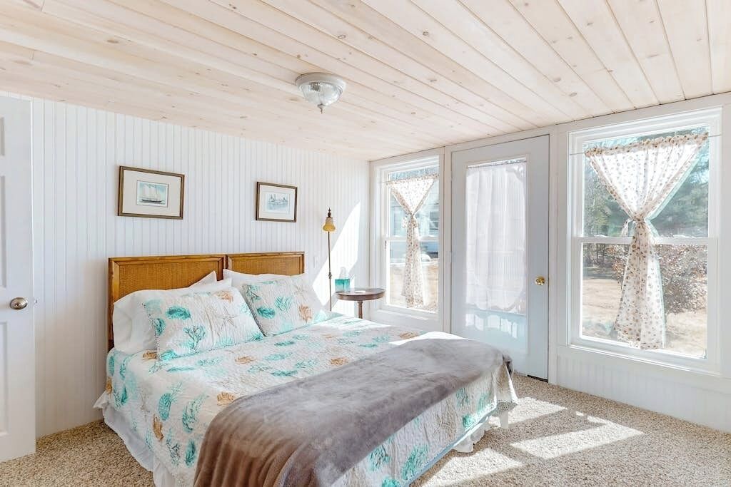 3 bedrooms, iron/ironing board, WiFi (free), bed sheets