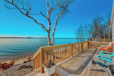 Cozy seaside retreat w/ waterfront deck, expansive lawn, & breathtaking sunsets