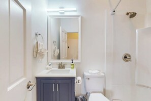 Bathroom - Oceanfront, dog-friendly condo with Boothbay Harbor views & prime location (Boothbay Harbor)