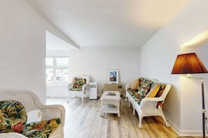 Living area - Oceanfront, dog-friendly condo with Boothbay Harbor views & prime location (Boothbay Harbor)