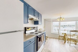 Réfrigérateur, micro-ondes, plaque de cuisson, lave-vaisselle