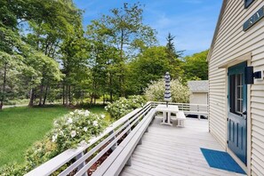 Outdoor dining - Tranquil Seaside Cottage with Spectacular Views, Wifi & Washer/Dryer (Boothbay)