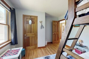 Tabla de planchar con plancha, cuna de viaje, wifi gratis y ropa de cama