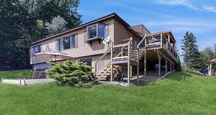 Charming Lakefront House with Outdoor Firepit, Washer/Dryer and Wifi