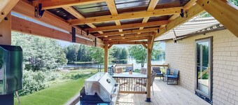Charming Lakefront House with Outdoor Firepit, Washer/Dryer and Wifi